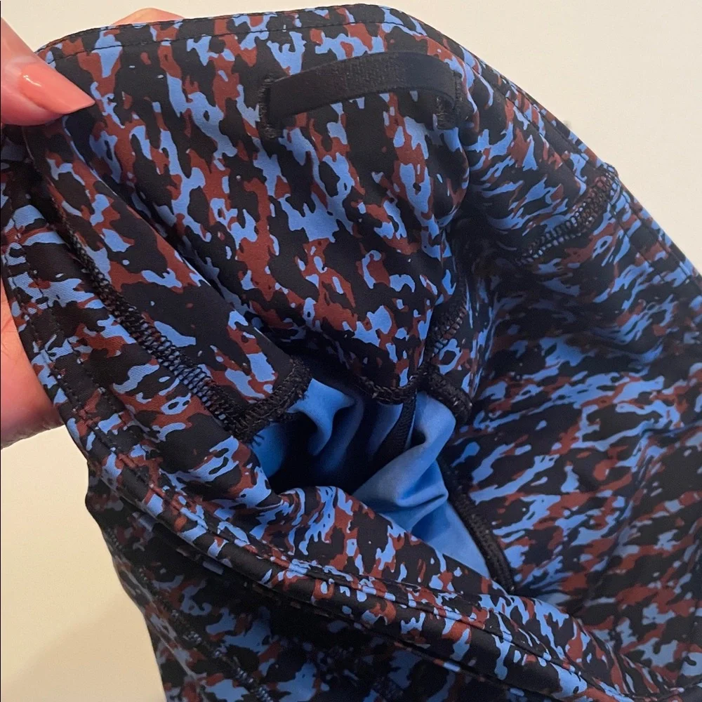Lululemon Size 2 Side Pockets Blue and Brown Patterned‎ Leggings 24”